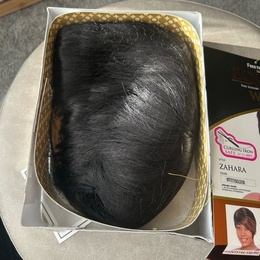 ✨NEW Women's Short Pixie Bob Wig - Black and Gold Highlights - Picture 14 of 14
